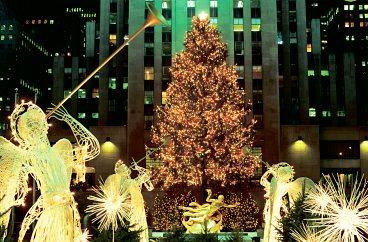 Julgranen framför Rockefeller Center är 27 meter hög och 13 meter bred.