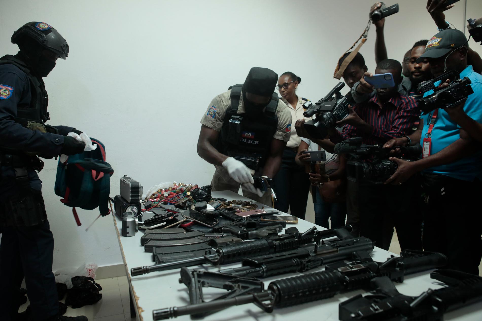 Polisen med vapen som beslagtagits efter en razzia mot gängkriminella tidigare i år.