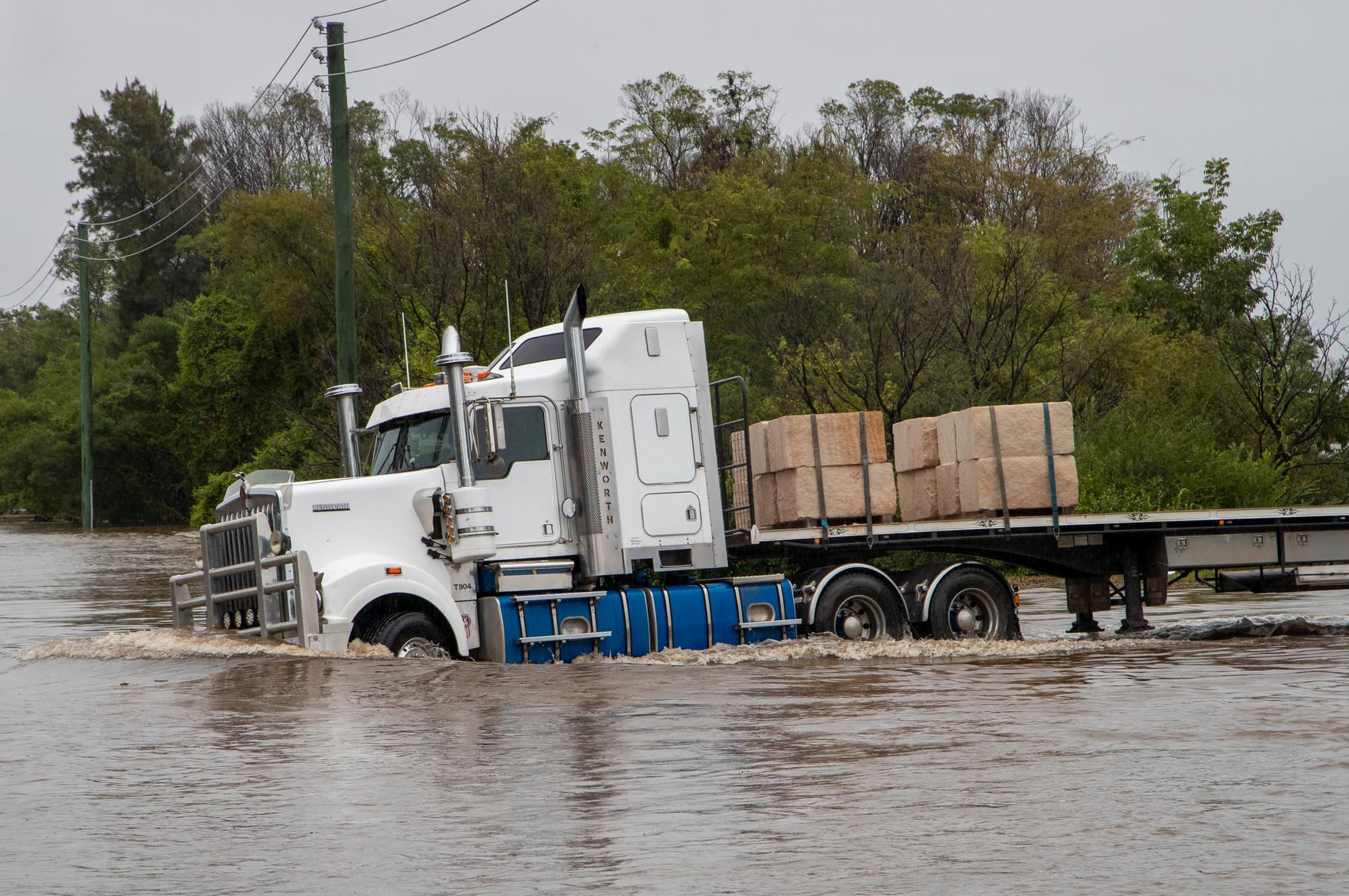 Lastbil i vattenmassorna i Old Pitt Town, som ligger nordväst om Sydney.