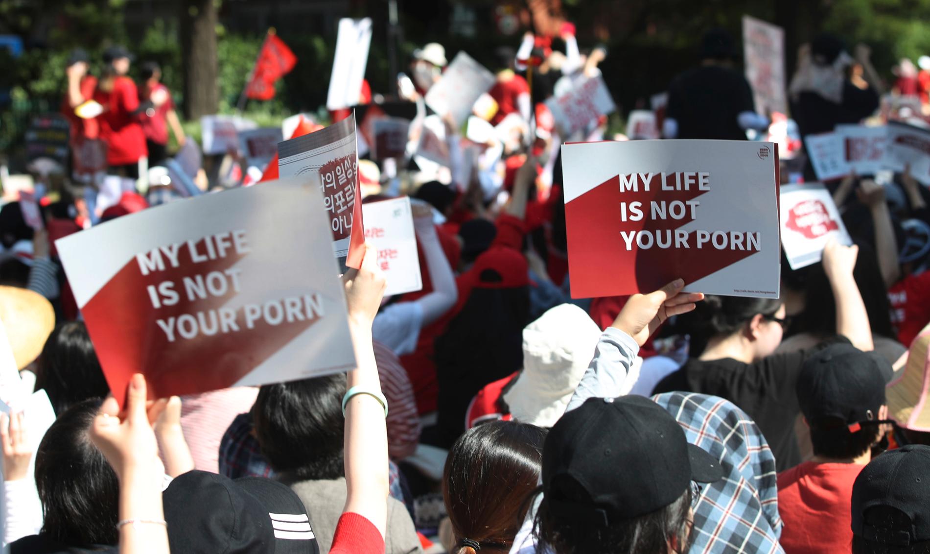 Demonstration i juli i år mot att regeringen i Sydkorea inte gör tillräckligt för att stoppa smygporren.