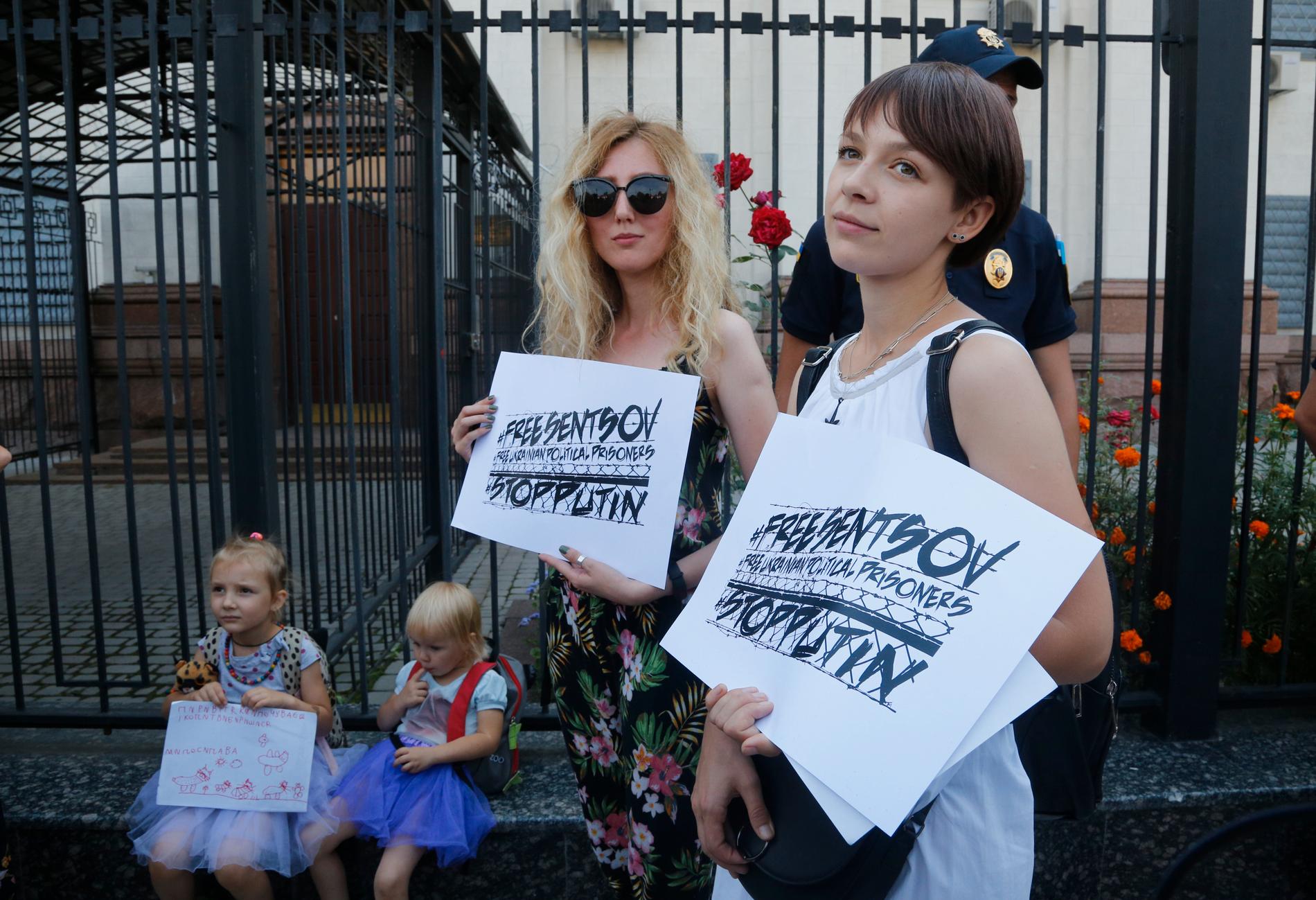 Demonstranter utanför den ryska ambassaden i Ukrainas huvudstad Kiev.