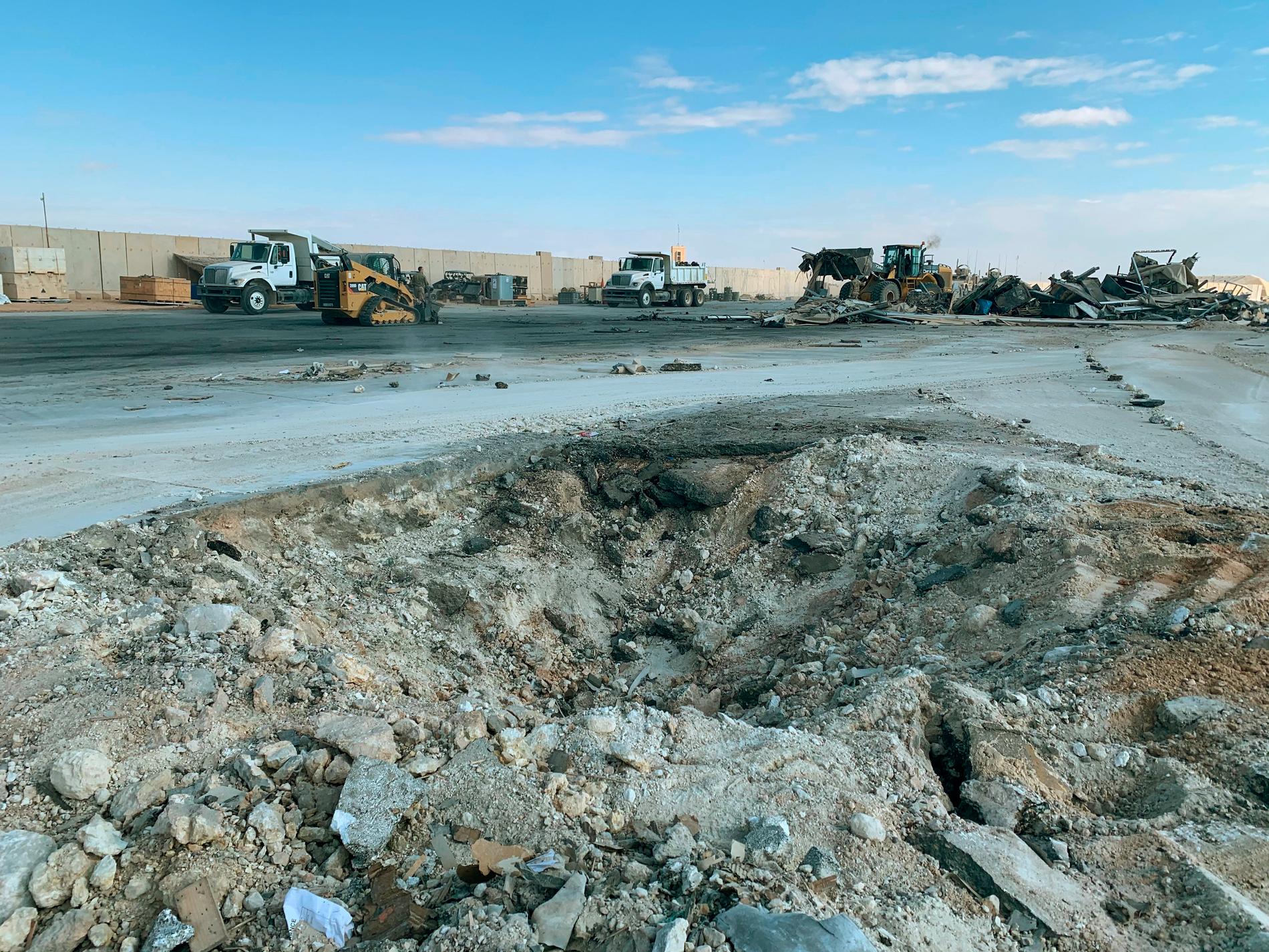 En krater vid militärbasen Ayn al-Assad efter den iranska robotattacken.