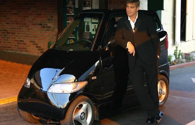 George Clooney kör Tango, en elbil som är mycket smal och kan ta sig fram i tät stadstrafik samtidigt som den gör 0-100 på fyra sekunder.