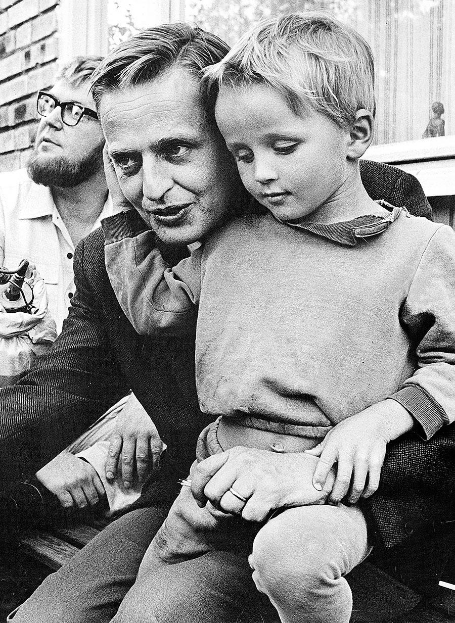 Olof Palme med ett barn i famnen i ”Jag är nyfiken – gul”. 