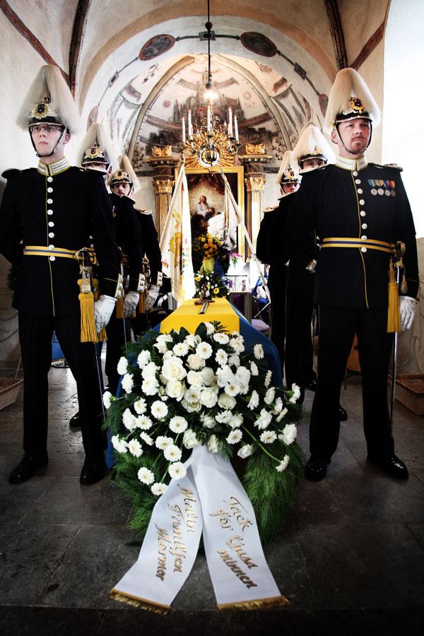 Krigets offer I den fullsatta kyrkan i Järfälla hölls i går begravningsceremonin för Johan Palmlöv som stupade i Afghanistan.