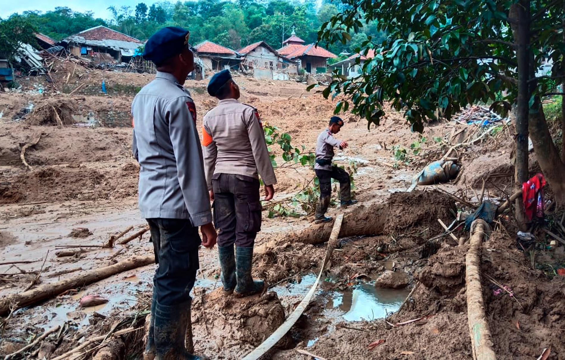 Räddningsarbetare söker efter saknade personer efter ett jordskred i samhället Cigudeg i västra Java.