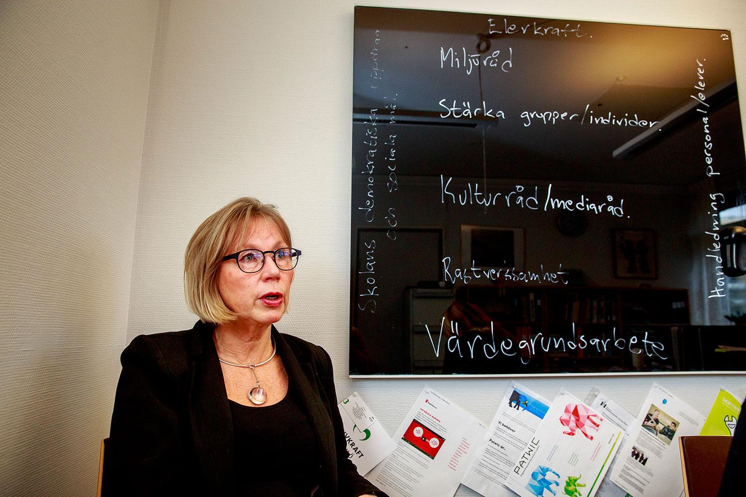 Rektor för Värner Rydénskolan, Janette Glans, när skolan öppnade igen på tisdagen efter knivskärningen i går. Hon berättar om de många hoten.
