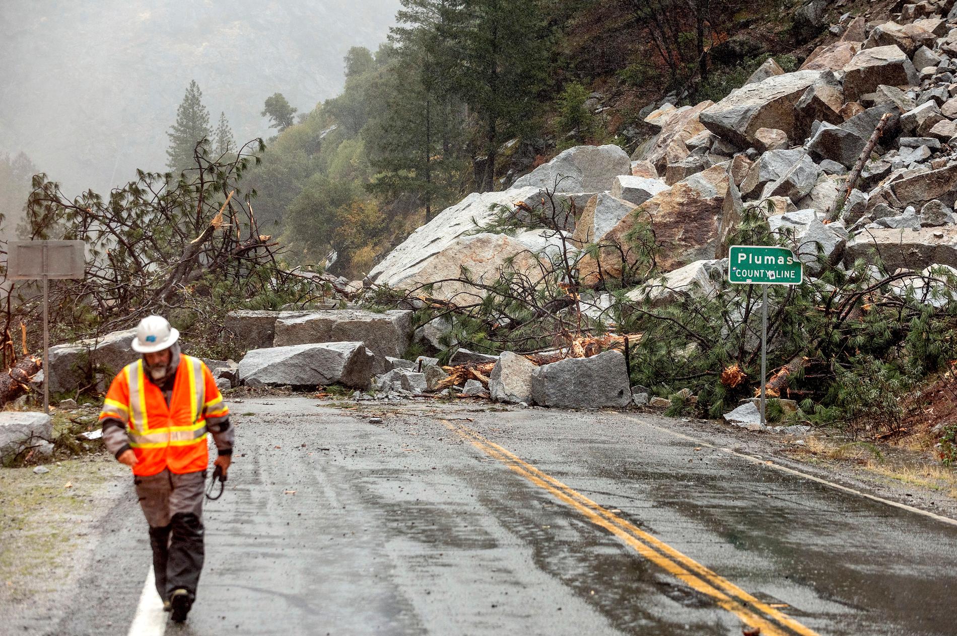 Ett jordskred orsakat av skyfall i Plumas county i norra Kalifornien i USA.