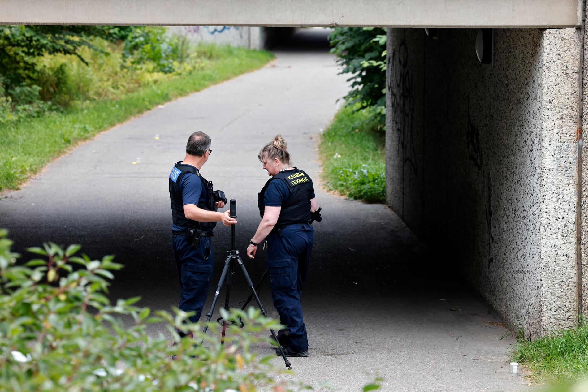 Polisens kriminaltekniker på plats efter skjutning i Gävle. 
