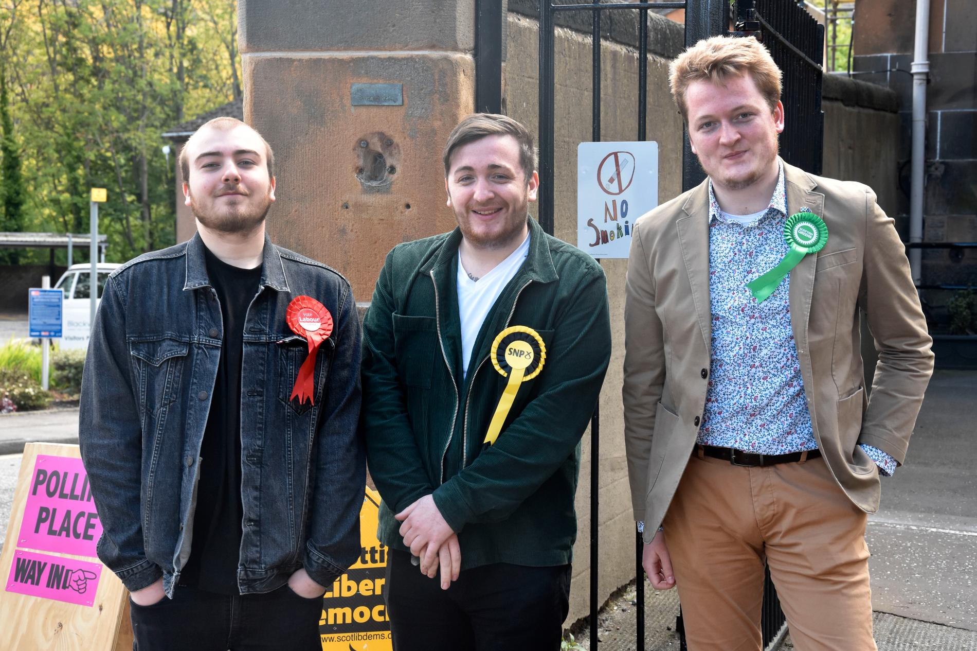Harry Rath, Robbie Castel och James Puchowski representerar Labour, SNP och De gröna framför vallokalen vid Abbeyhill-dagiset i Edinburgh. Alla vill de hålla kvar Skottland i EU.