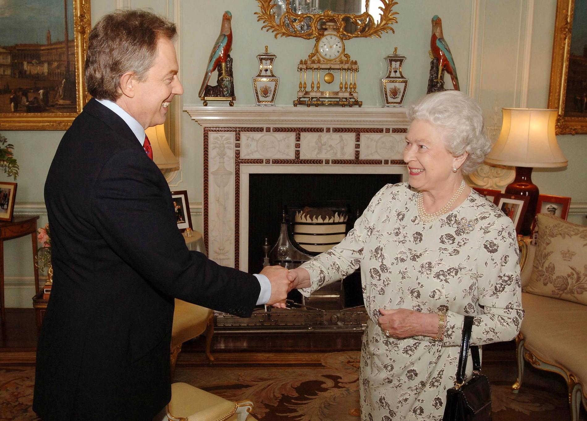 Dåvarande premiärministern Tony Blair skakar hand med drottningen, 2005. 