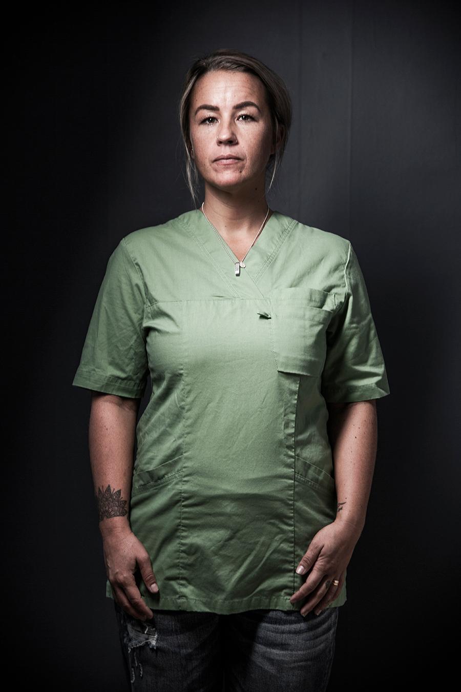 Undersköterskan Malin Wegge från Göteborg är en av dem som porträtteras i Annica Carlsson Bergdahl och Elisabeth Ohlsons ”Vi som arbetar med våra kroppar”.