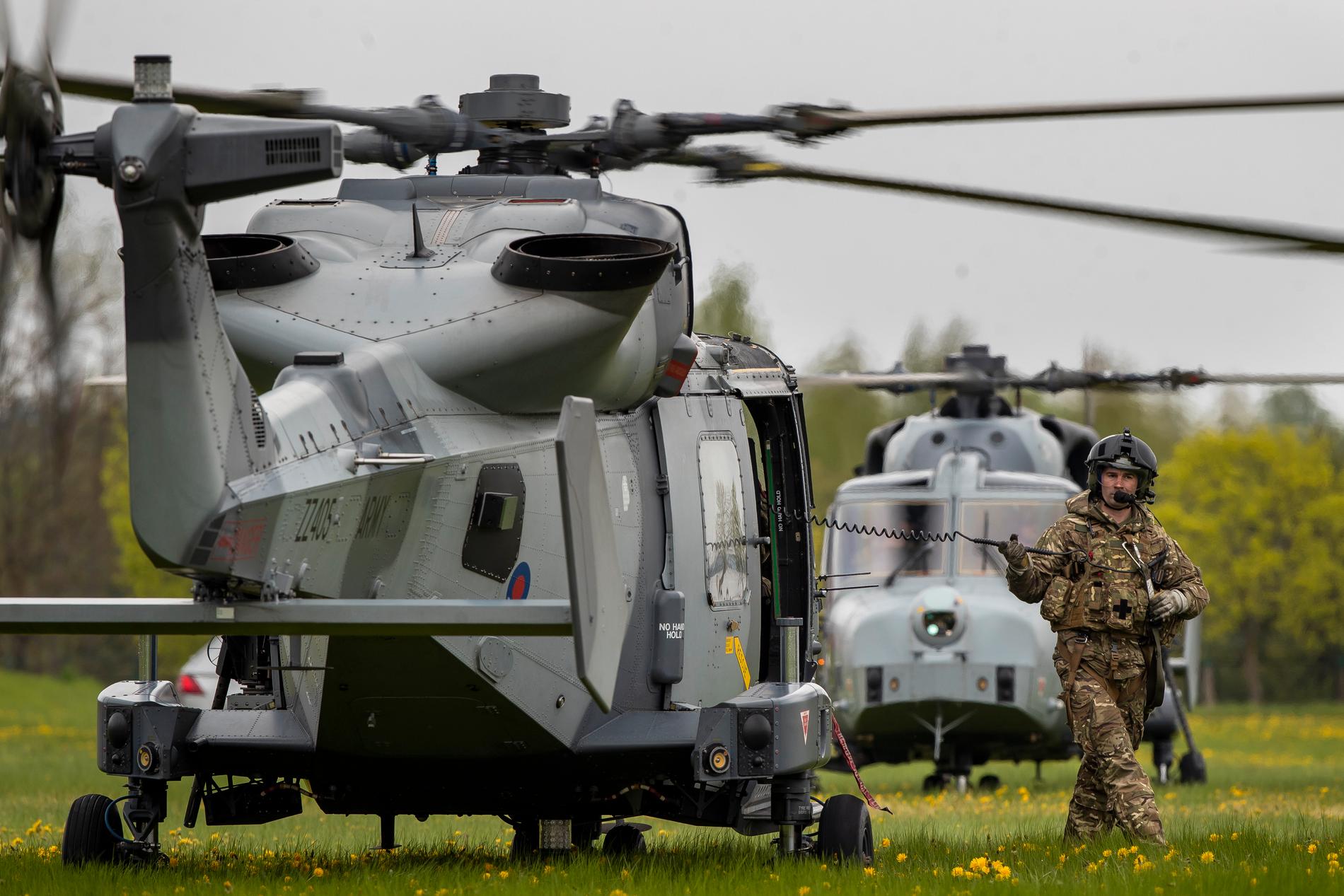 En brittisk militärhelikopter i den pågående Natoövningen Flaming Sword 2022.