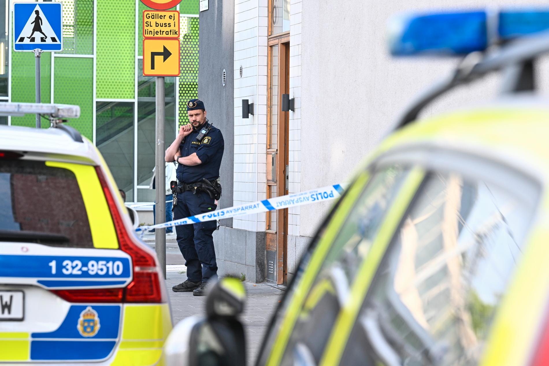 Polis på plats efter mordet i Älvsjö i södra Stockholm den 8 juni. Arkivbild.
