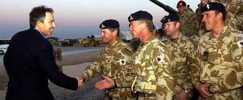 Balir möter brittiska trupper i Irak inför jul 2004.
