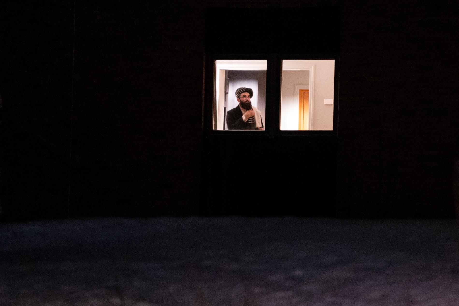 Talibanen Anas Haqqani på sitt hotellrum efter att han ankom till Oslo på lördagen. På söndagen polisanmäldes han av norsk-afghanske Zahir Athari