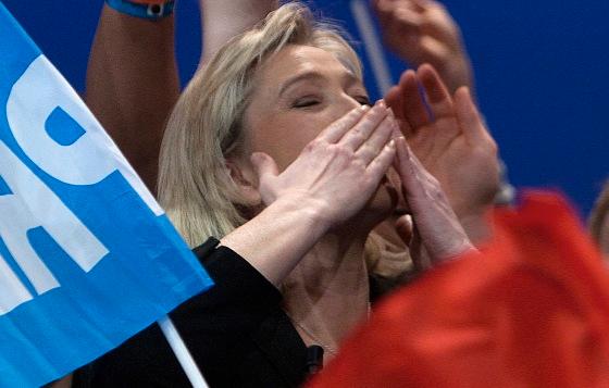 HYSTERI Presidentkandidaten Marine Le Pen anklagas för att försökt ”surfa” på terrordåden i Toulouse efter att hon föreslagit en folkomröstning om att återinföra dödsstraff.