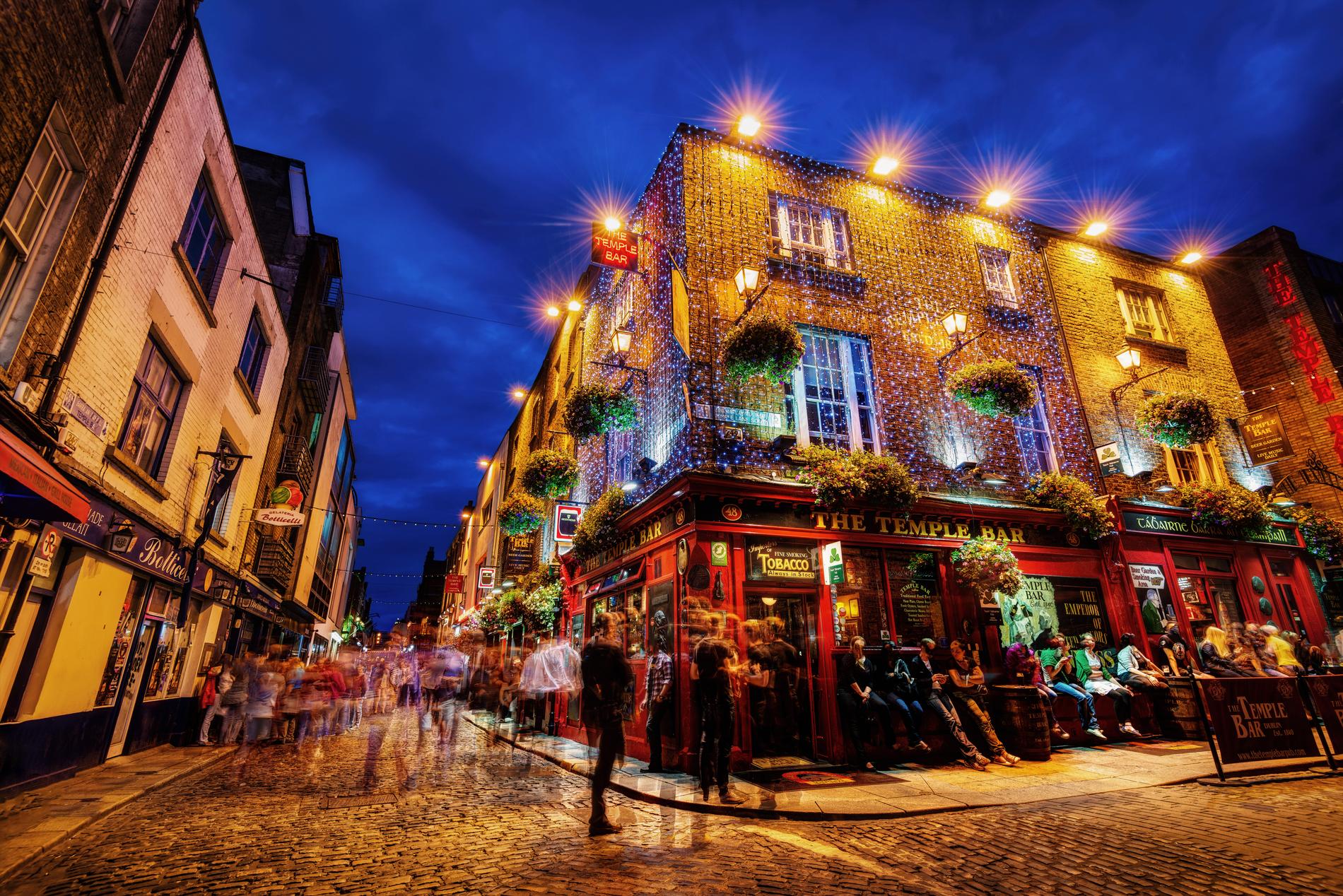 Dublin har ett känt nöjeskvarter vid namn Temple bar. 