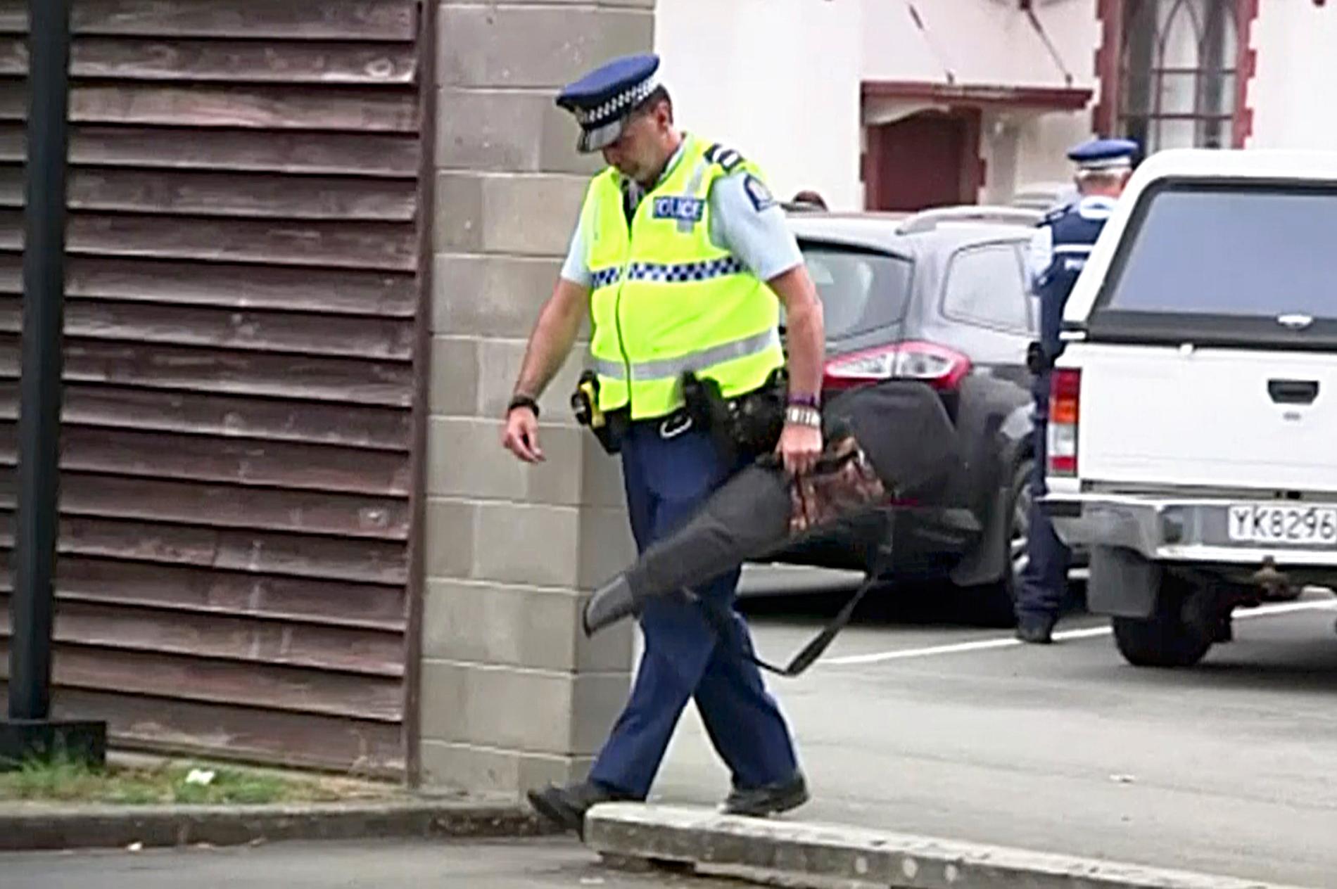 En nyzeeländsk polis med ett inlämnat vapen. Bilden är från mars i år. Arkivbild.