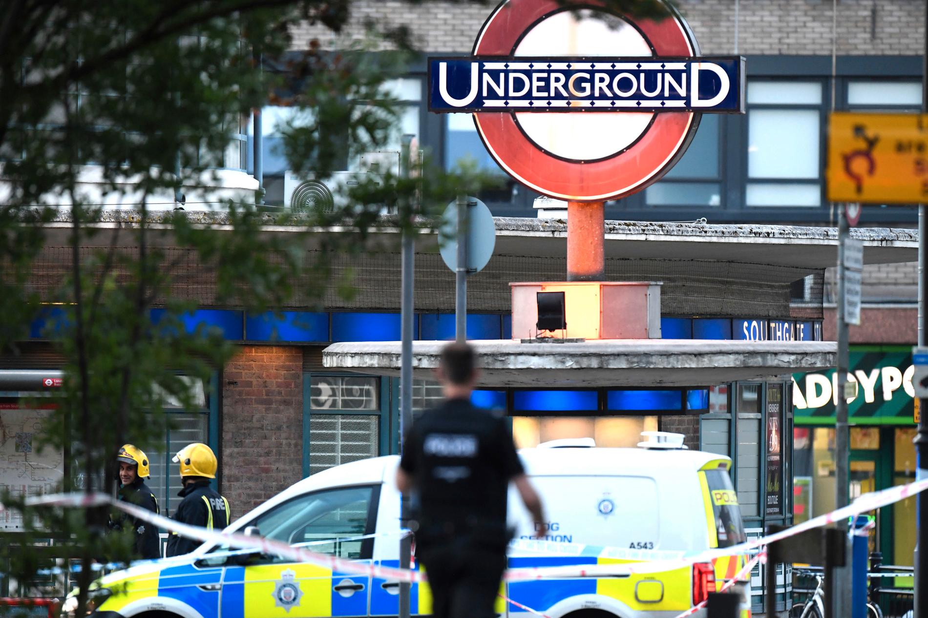Fem personer skadades när ett batteri exploderade på en tunnelbanestation i London.