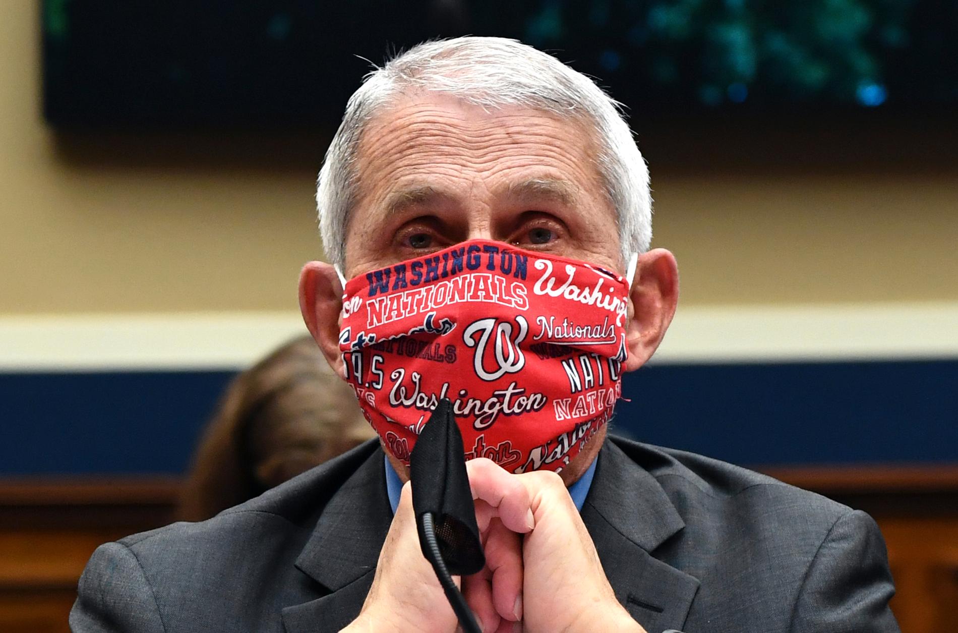 USA:s ledande smittskyddsexpert Anthony Fauci bar munskydd när han i veckan frågades ut av ett utskott i representanthuset.