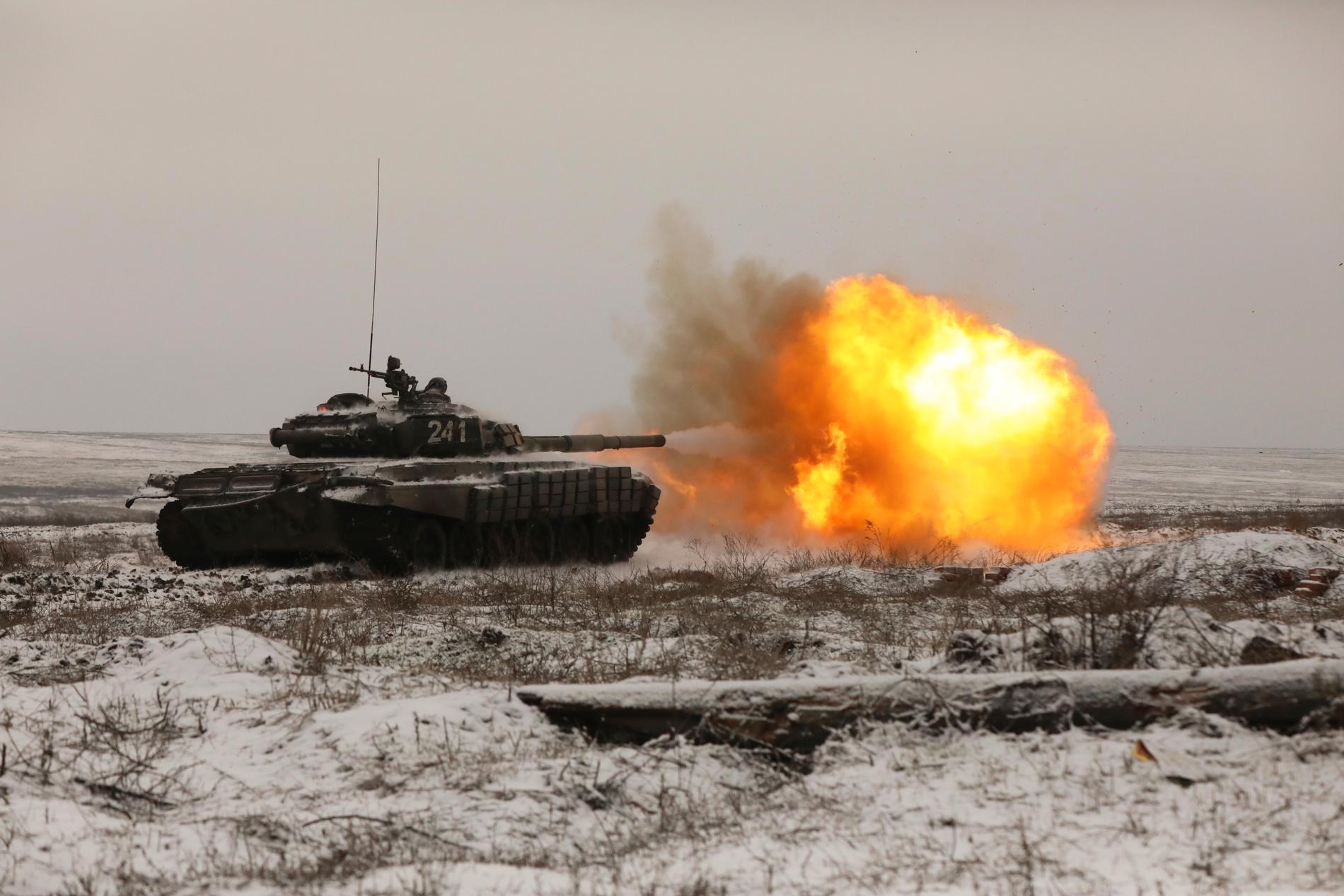 En rysk stridsvagn under en övning vid skjutfältet Kadamovskiy i södra Ryssland den 12 januari.