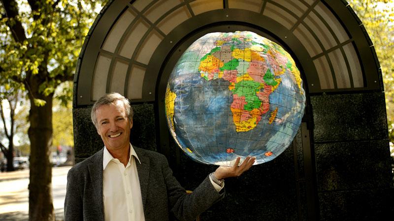 Tony Wheeler grundade förlaget Lonely Planet 1972. I dag har förlaget hundratals skribenter.