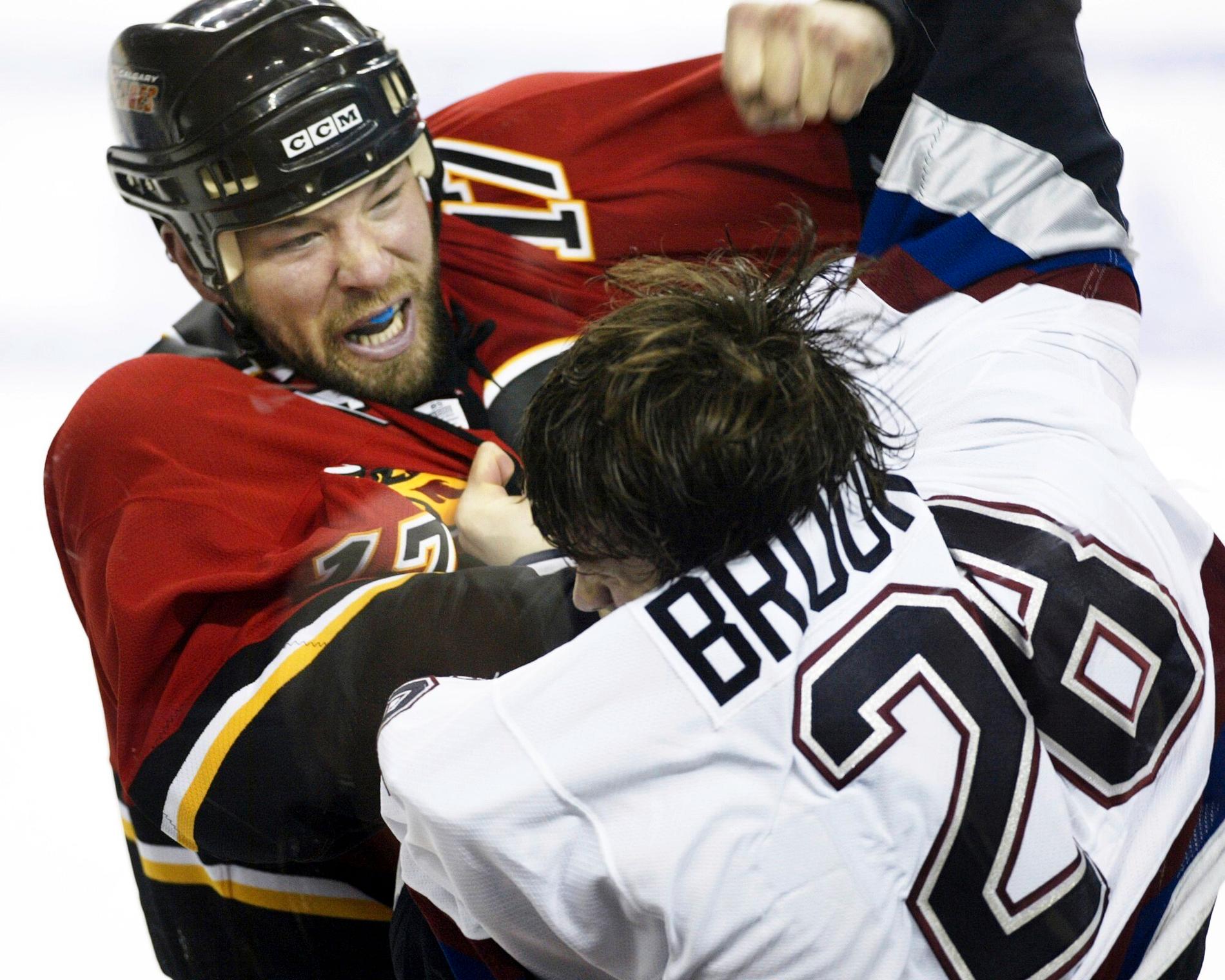 Chris Simon var känd i NHL som en slagskämpe och fysisk spelare.