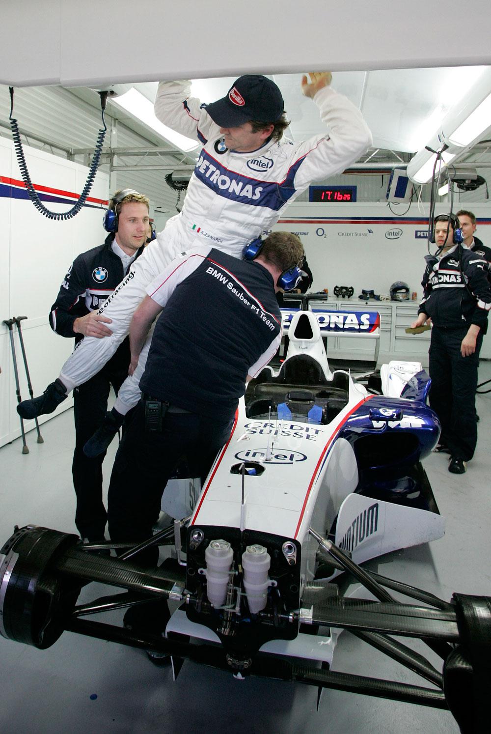Zanardi får hjälp att komma i sin tävlingsbil i BMW 2006.
