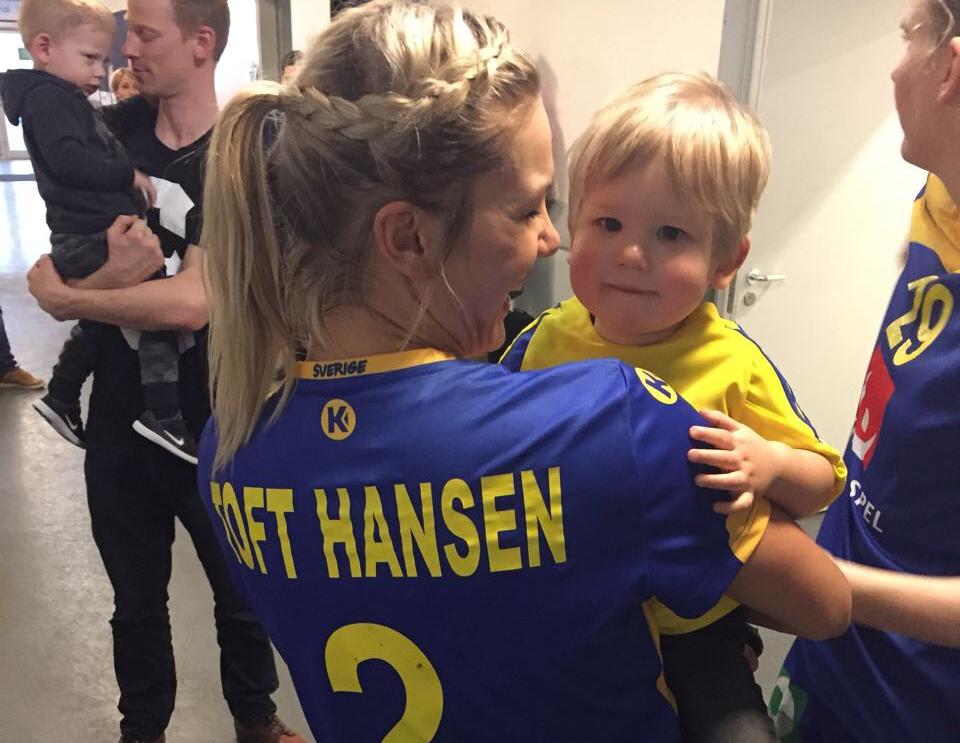 Ulrika Toft Hansen med sonen Oliver i sin landslagscomeback efter förlossningen.