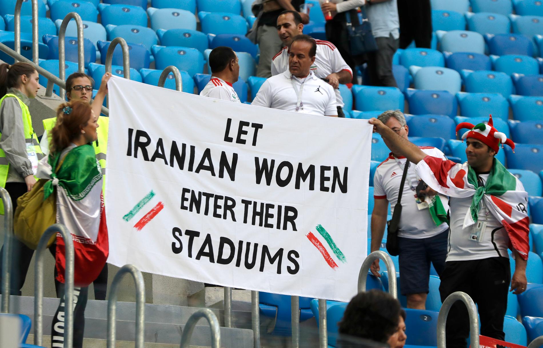 Åskådare under Irans VM-premiär mot Marocko protesterade mot den iranska regimens ovilja att släppa in kvinnor på idrottsarenor.