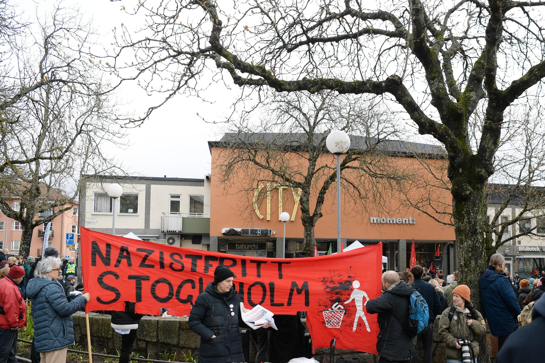 Drygt ett tusen personer samlades på lördagen för en manifestation mot nazismen utanför teater Moment i Gubbängen.