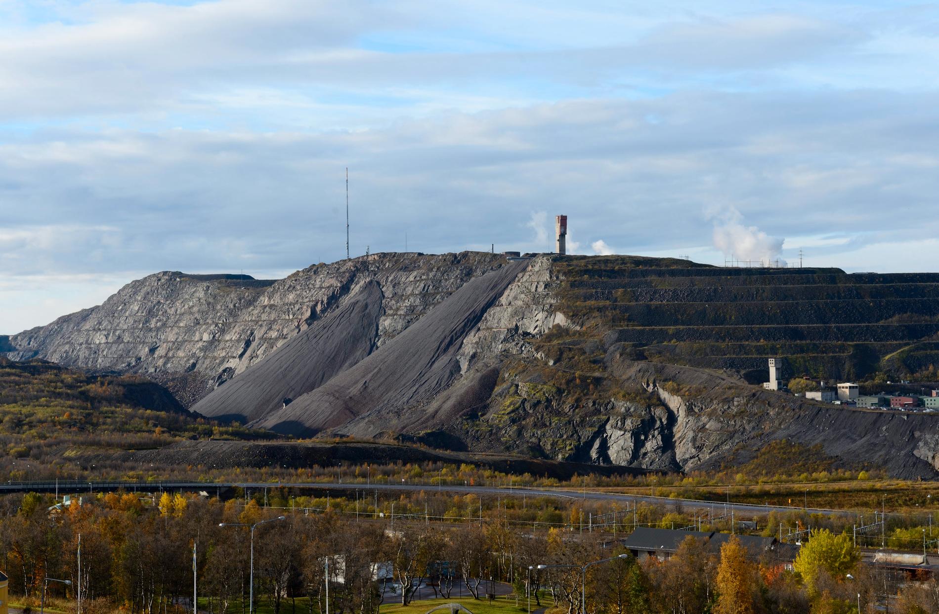 Utsikt över LKAB:s gruva i Kirunavaara med slagghögar.
