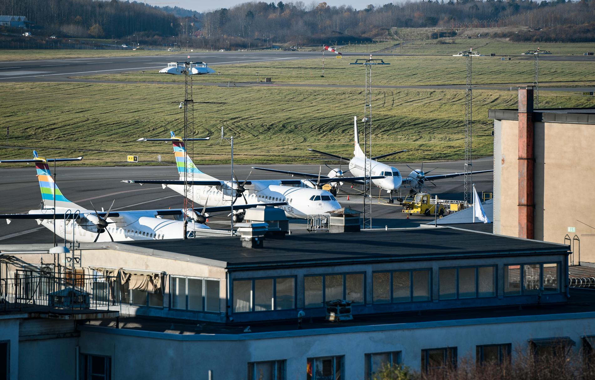 Fyra personer greps vid en klimataktion på Bromma flygplats.