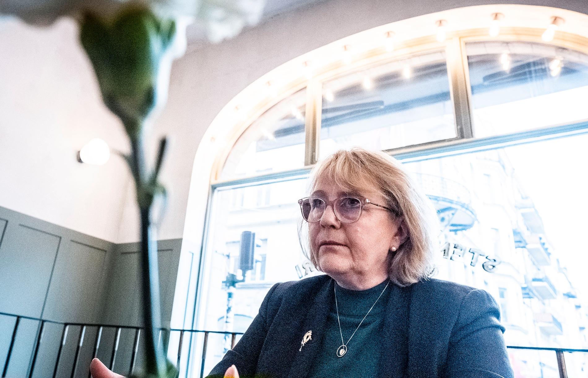 Irene Svenonius från Moderaterna i Stockholm är ansvarig för länets sjukvårdspolitik. I Stockholm ska över tusen personer varslas men välfärdskris rådet i hela landet. 