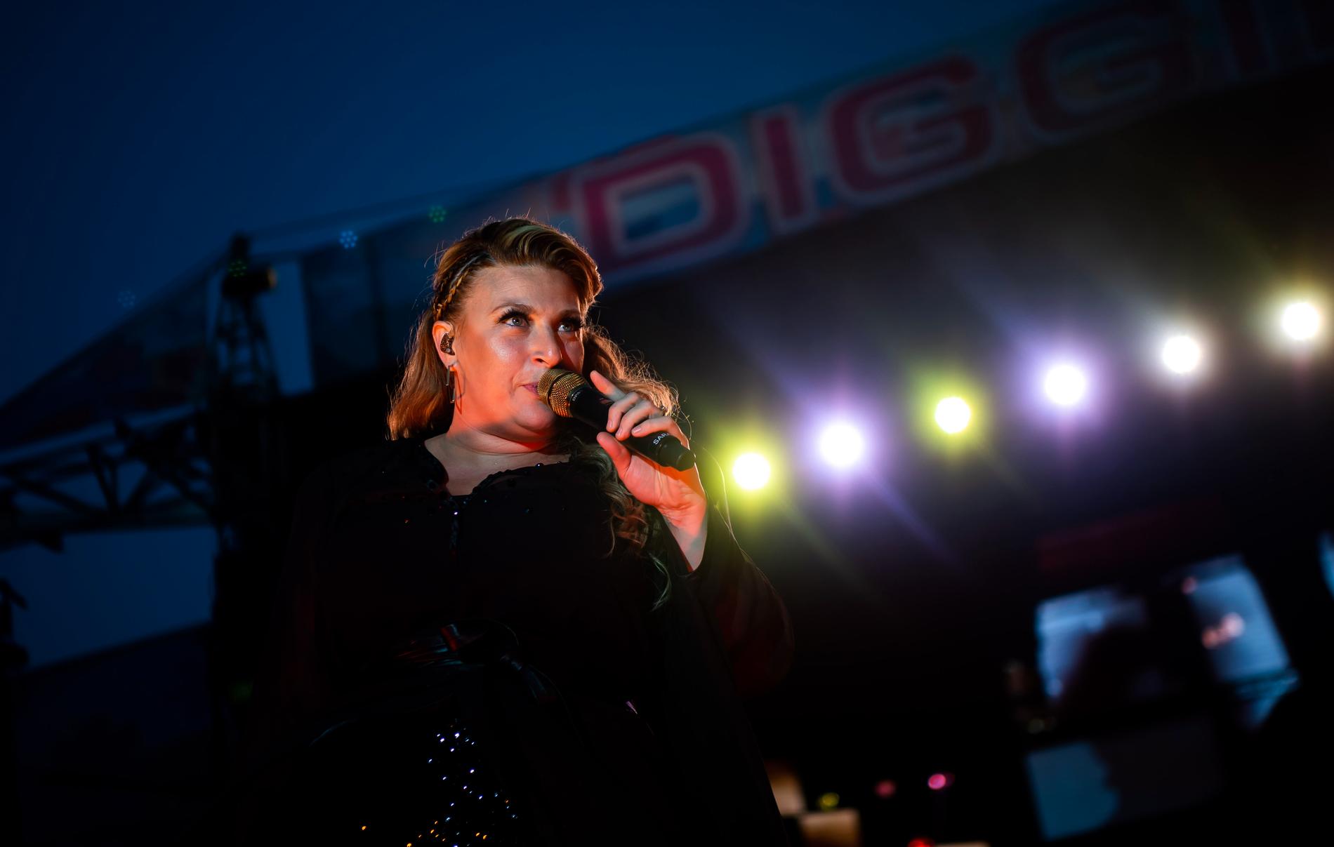 Sarah Dawn Finer under premiären av Diggiloo-turnén på Brunnsparken i Ronneby.