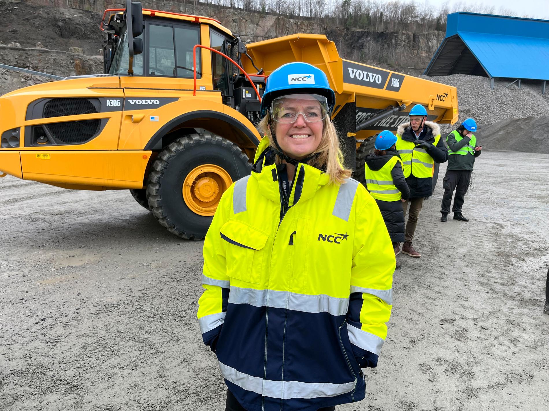 Grete Aspelund, affärsområdeschef på NCC, framför världens första fossilfria dumper i NCC:s bergtäkt i Södra Sandby utanför Lund.