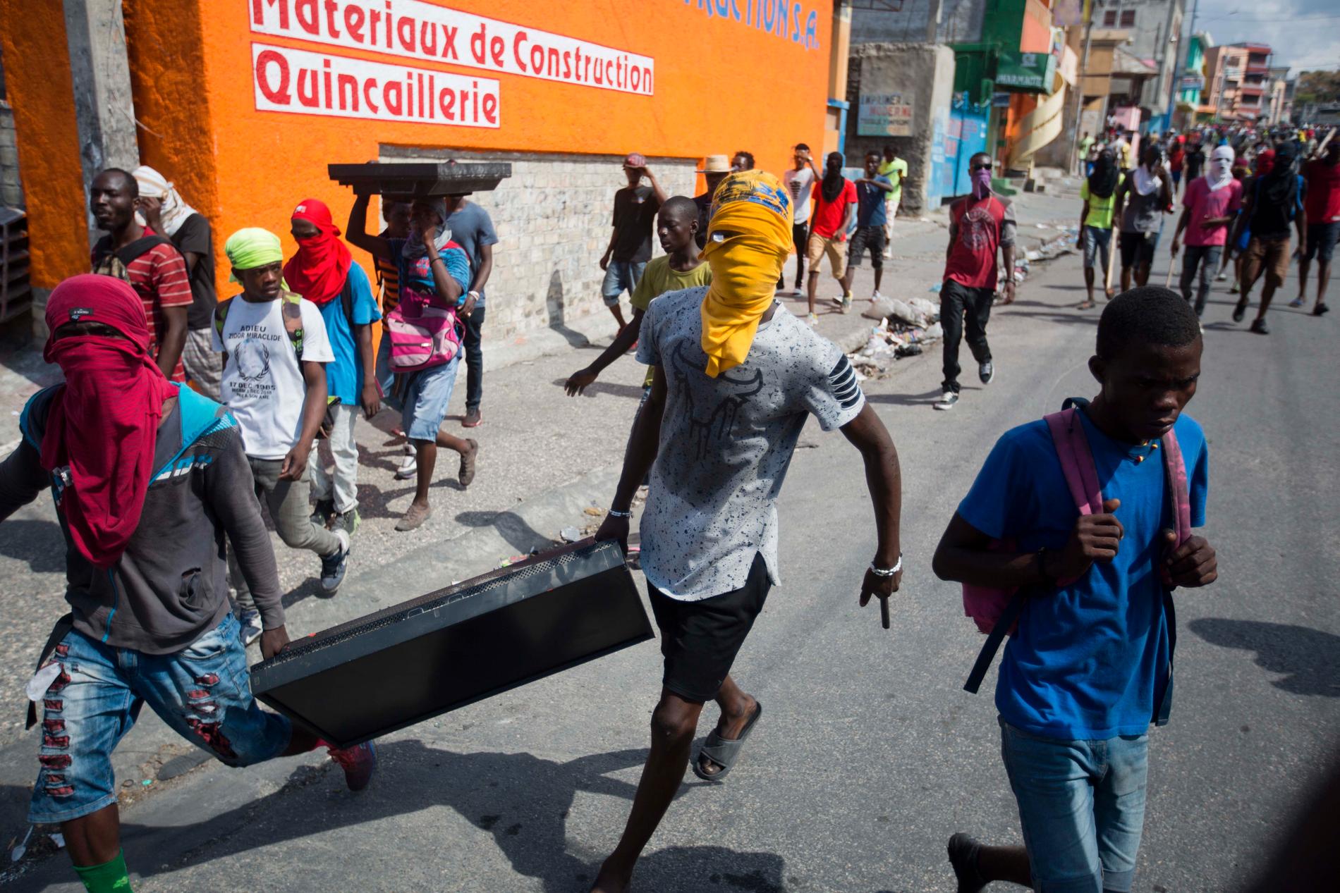 Protesterna i Haiti gör att exempelvis mattransporter inte kommer fram eller riskerar att plundras.