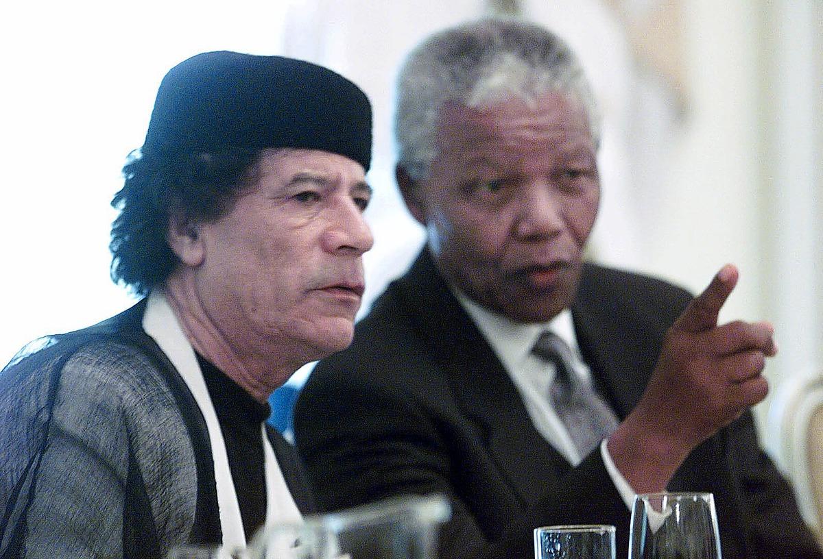 Sydafrikas tidigare president Nelson Mandela har något att visa för Gaddafi.