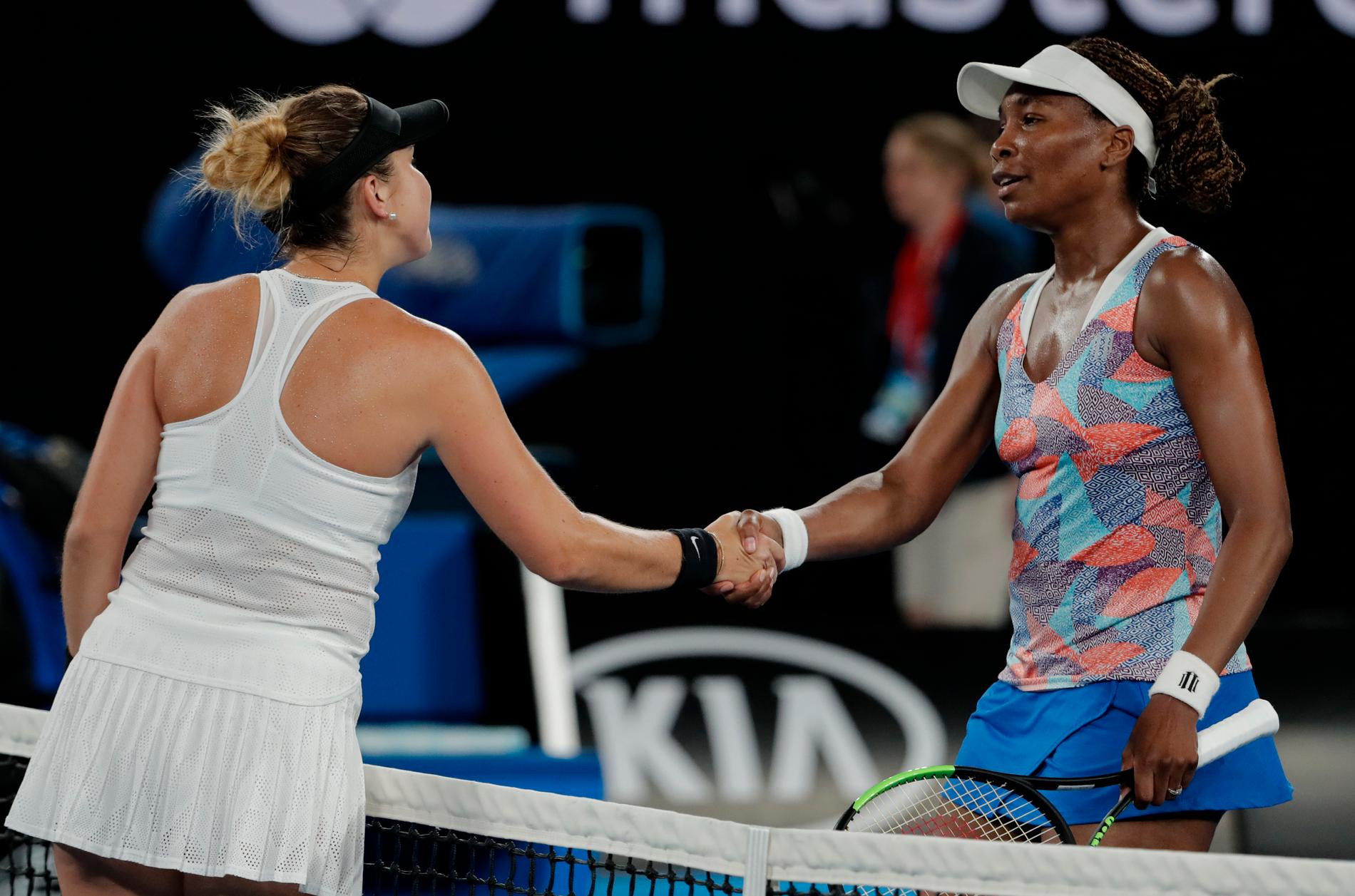 Schweiziskan Belinda Bencic, till vänster, slog ut amerikanskan Venus Williams i den första omgången av Australian Open.