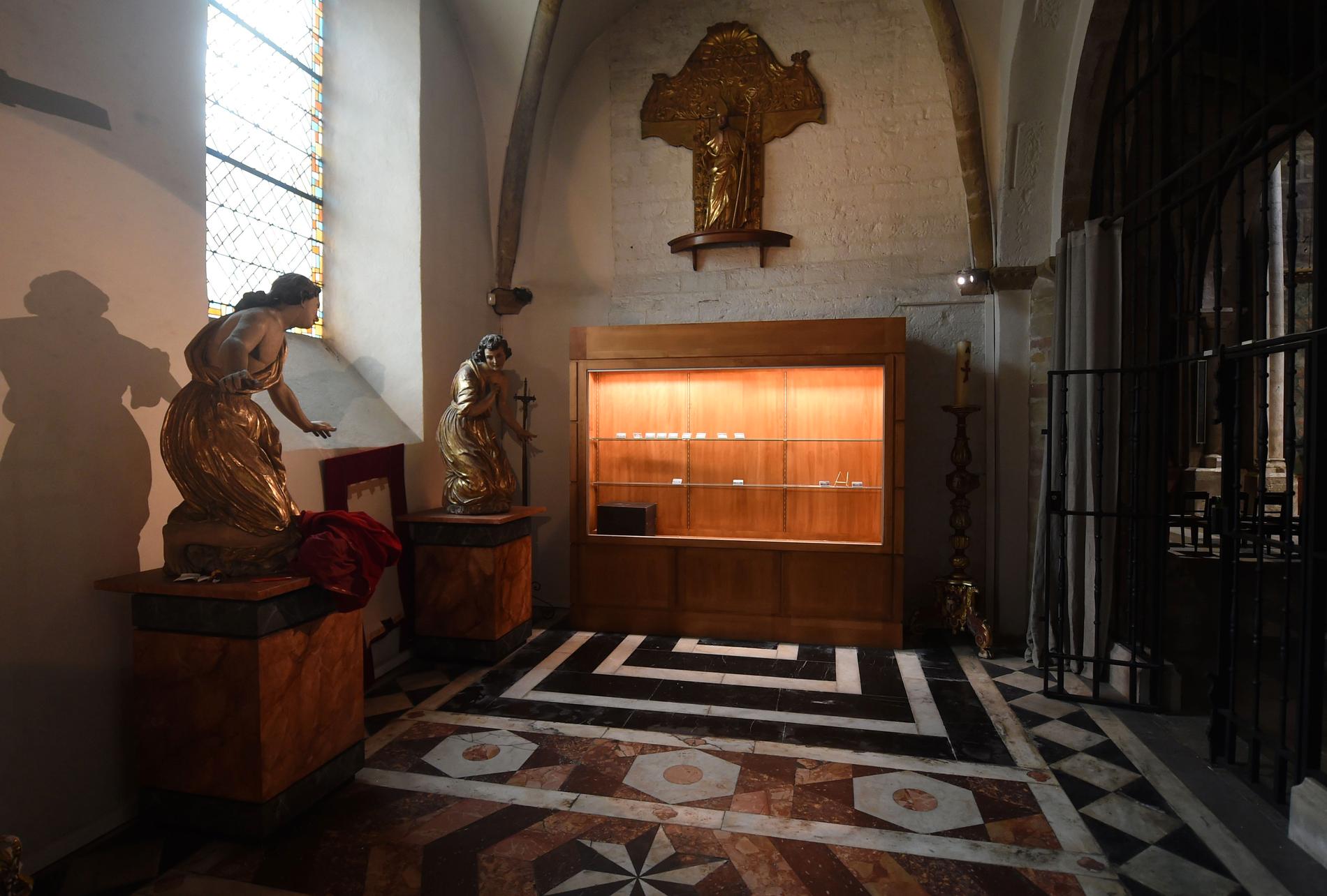 Ett numera tomt skåp som innehöll gamla kyrkliga föremål i medeltidskatedralen i staden Oloron-Sainte-Marie i sydvästra Frankrike.