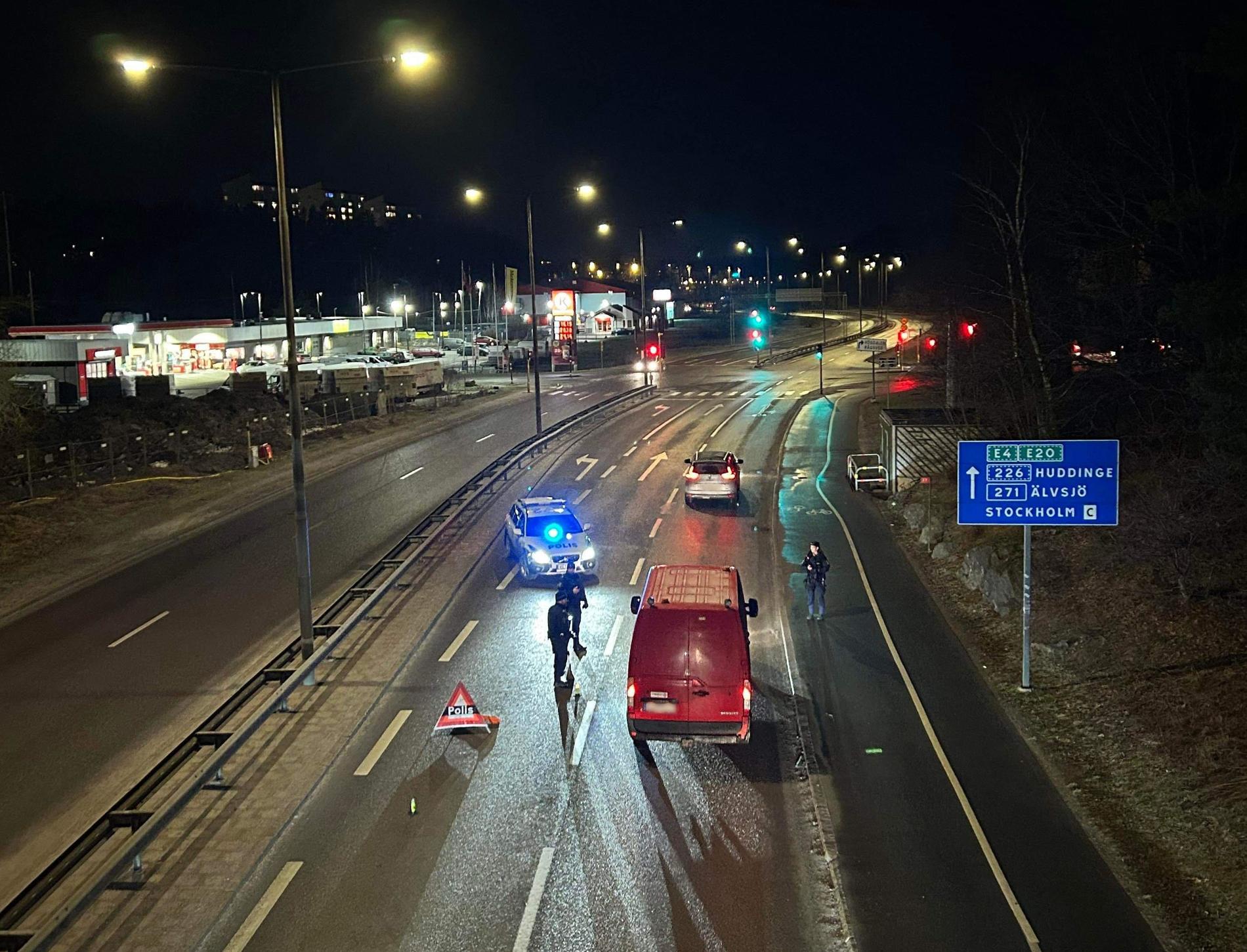 Polisen kontrollerar fordon mellan Rågsved och Högdalen.