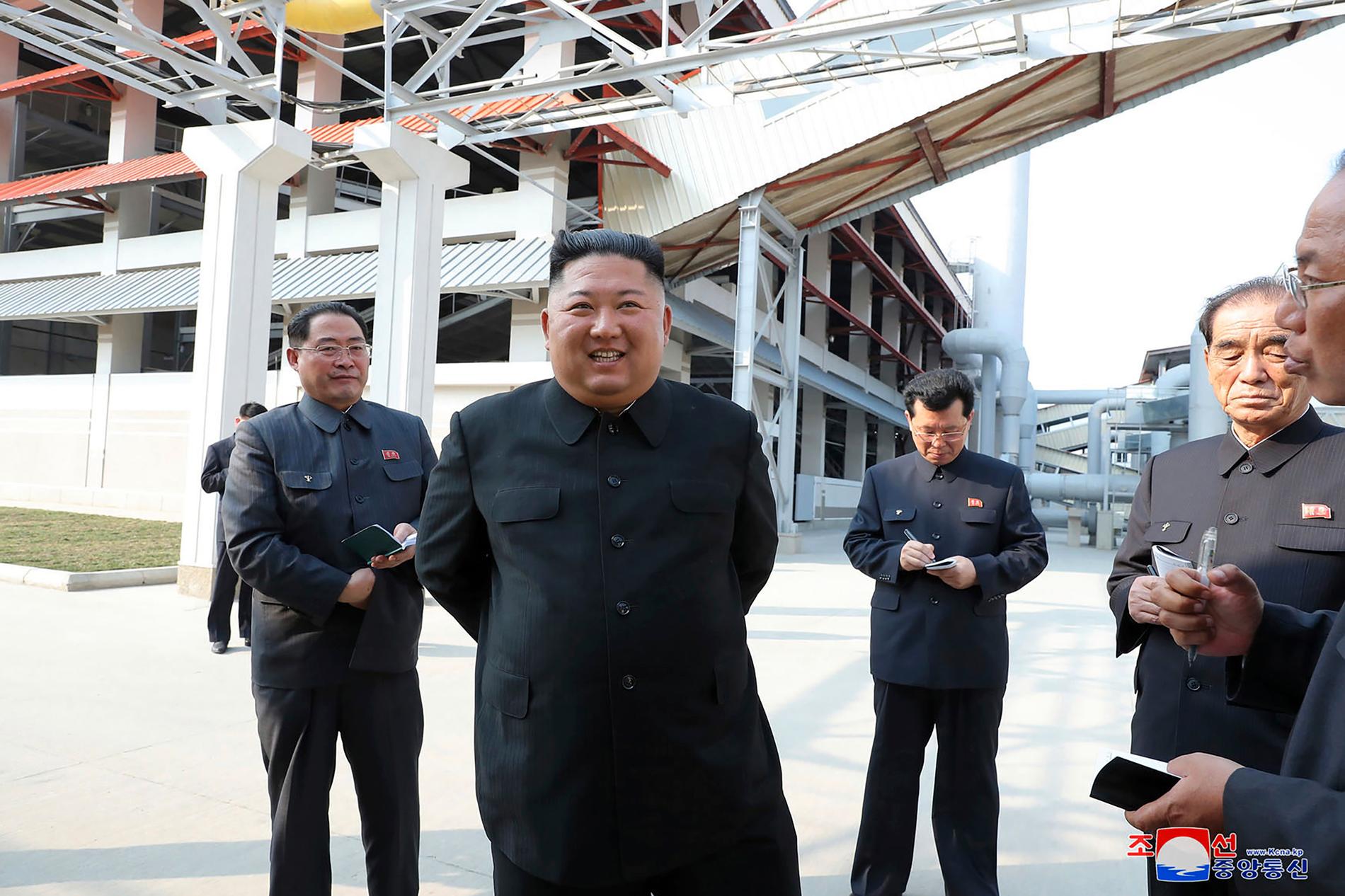 Bilderna är enligt Nordkoreas statliga nyhetsbyrå KCNA tagna den 1 maj.