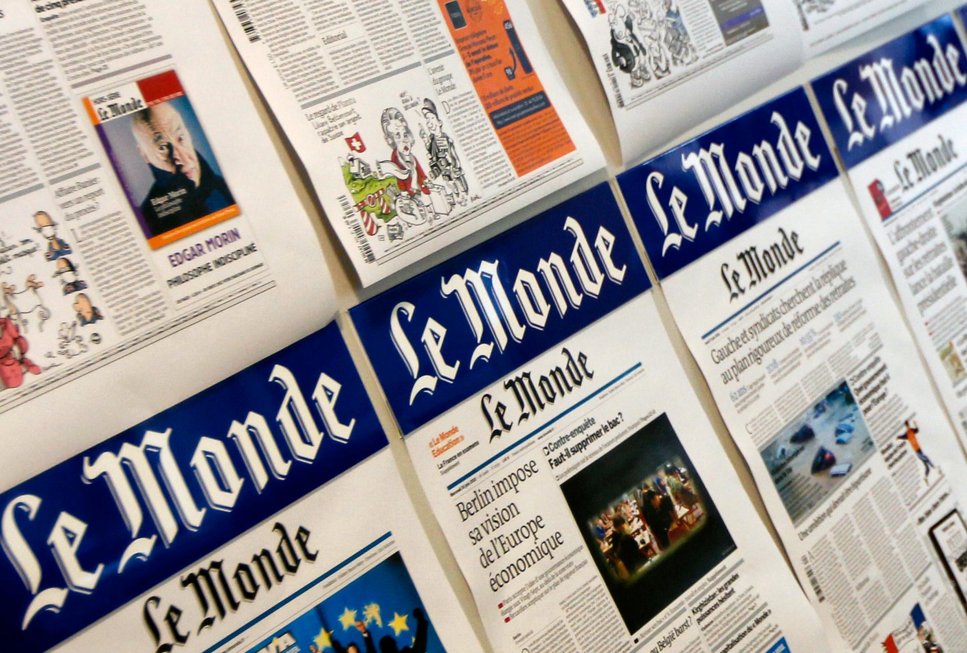 Bilden visar en samling av Le Mondes förstasidor som hänger på dagstidningens huvudkontor i Paris. Arkivbild.