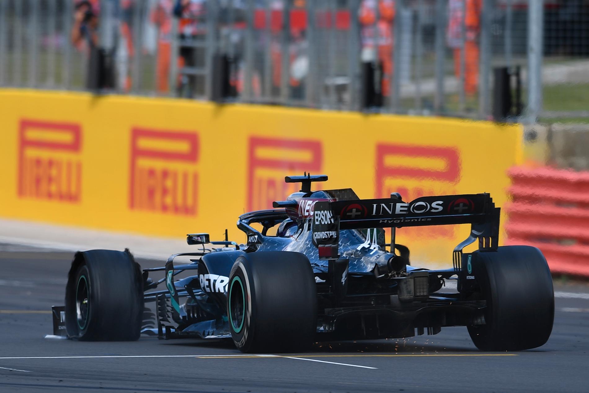 Lewis Hamilton med punktering på sista varvet.