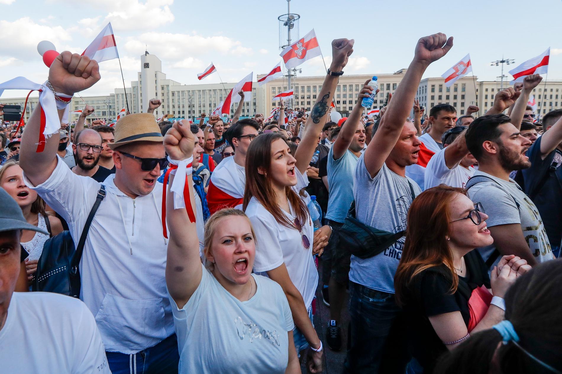 Människor demonstrerar i Minsk.