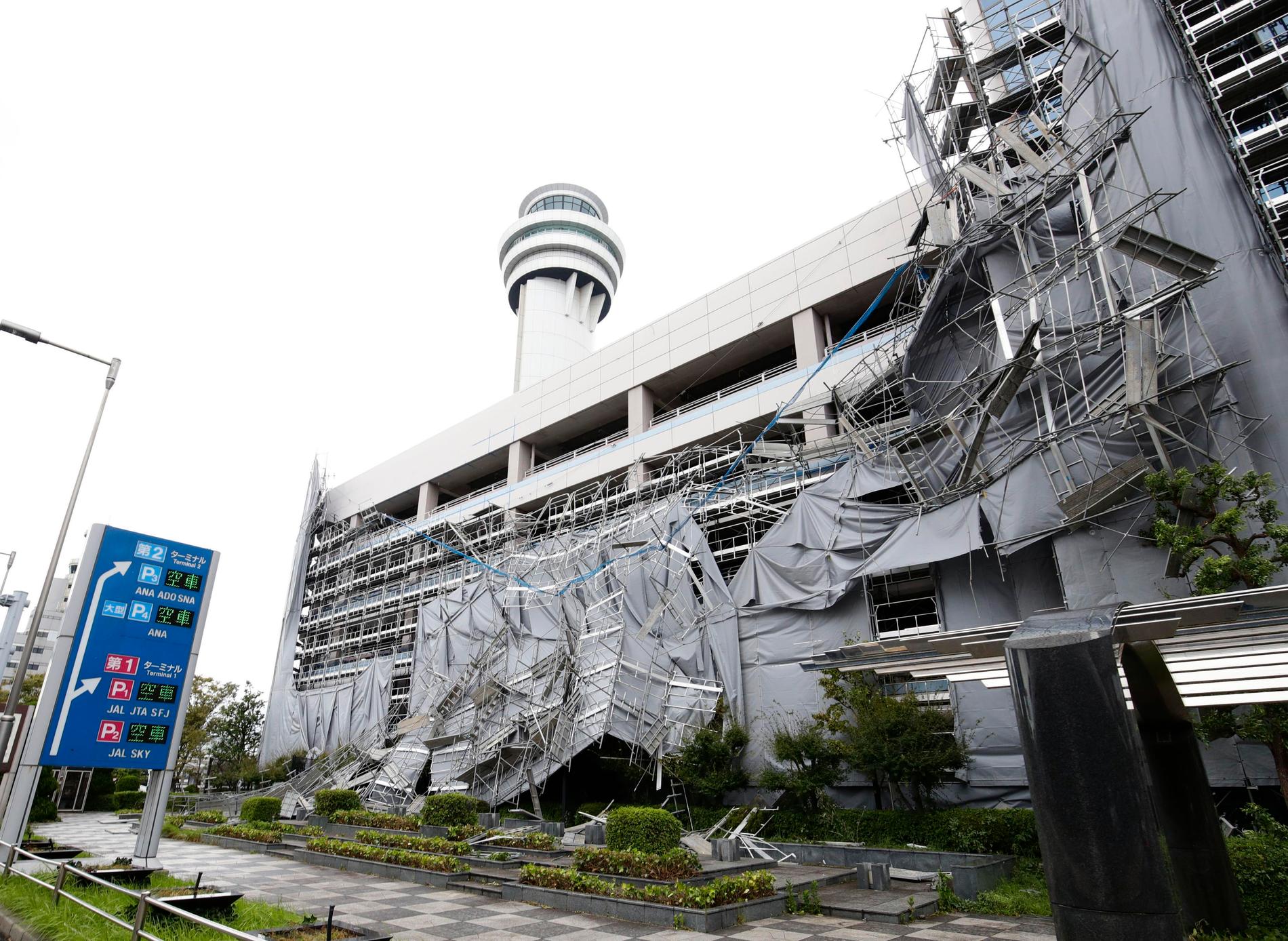 Ställningar vid Hanedaflygplatsen i Tokyo har skadats av den tropiska cyklonen Faxai.