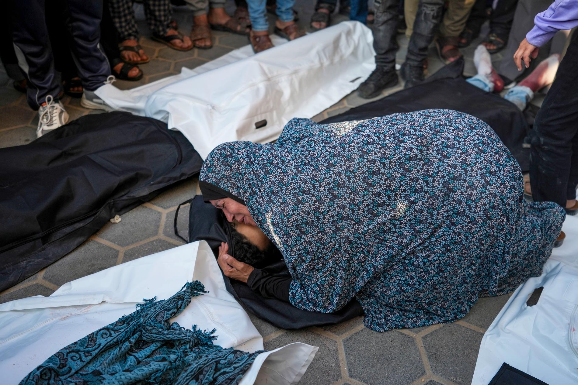En kvinna sörjer sin döda son vid al Aqsa-sjukhuset den 16 april. 