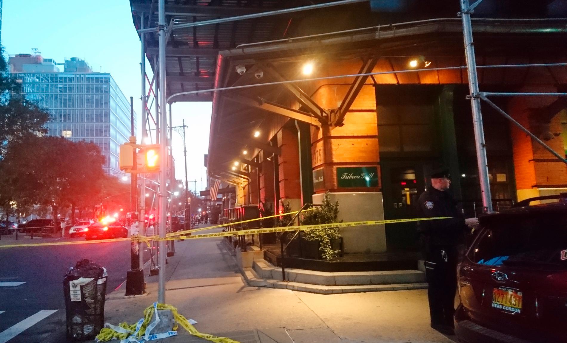 En polis sätter upp avspärrningsband utanför Robert De Niros restaurang Tribeca Grill i New York.