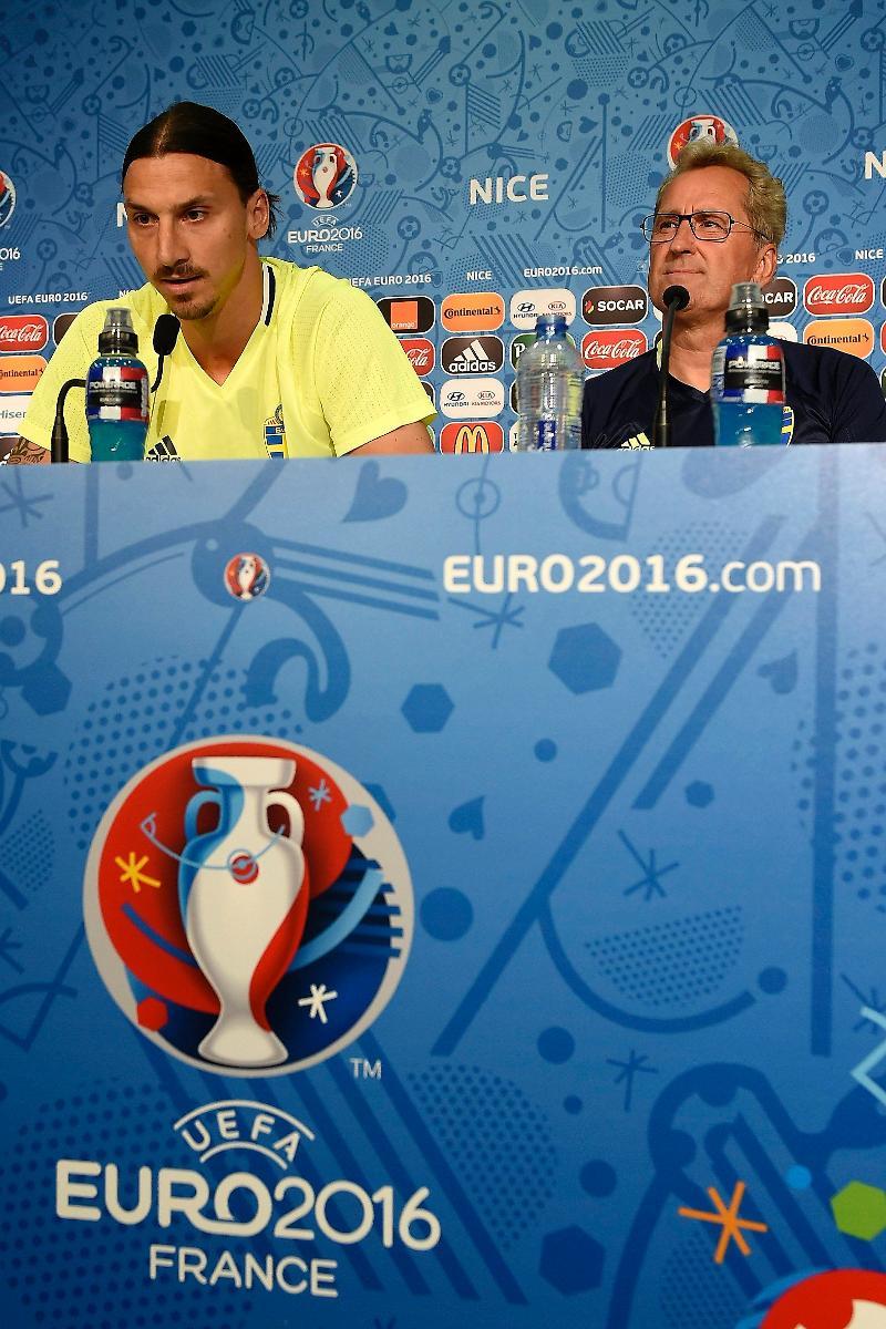 Zlatan kom med beskedet om att han slutar i landslaget på en presskonferens tillsammans med Erik Hamrén.